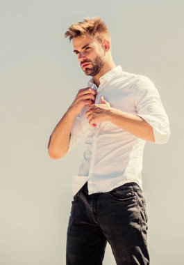 Tarzına güveniyor. Sakallı adam iş stili. Kendine güvenen iş adamı Yakışıklı bir manken. Başarı kavramı. resmi erkek modası. Modern yaşam tarzı. Seksi maço adam. Erkek bakımı