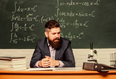 Hippi okulu. Hippi öğretmen. Sınıftaki hippi. Öğretmenler masasında resmi giysili sakallı bir adam. Okulda ya da üniversitede hippi tarzında acımasız bir adam.