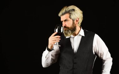 Şarap servisinin her alanında uzmanlaşmıştır. Bardaki barmen. Sommelier şarabın tadına bakar. Degustation 'da kırmızı şarap. Sommelier içkinin değerini biliyor. Sommelier 'in sorumluluğu lezzet tercihi dahilinde.