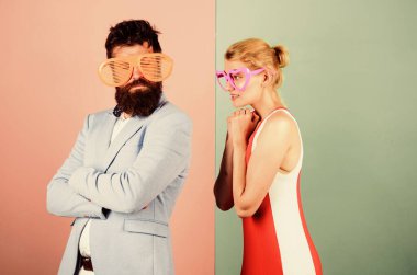 Şirket kültürü. Sakallı adam ve güzel kadın. Parti eğlencesi. Birbirine aşık çiftler. hippi adam ve kız parti gözlükleri. Ofis partisi. En iyi arkadaş ilişkileri. Arkadaşlık. Birlikte kutlayalım.
