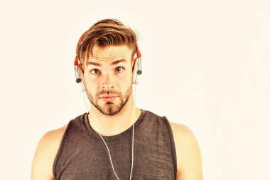 Motivasyon ve ilham için müziği dinle. Ses kalitesi. Ses kaydı. Tıraşsız yakışıklı hippi kulaklık cihazıyla ses dosyası dinliyor. Modern kulaklık konsepti. Ses eğitimi