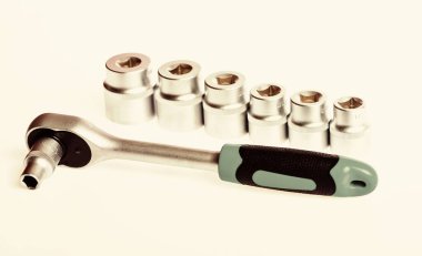 Soket anahtarı beyaz arka planda izole edildi. Soket anahtarı. Kit soket aletleri. Otomobil tamirhaneleri ve inşaat, tarım ve diğer ekipmanların onarımı veya ev hayatı. Evrensel soket setleri