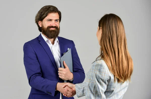 Piacere di conoscerla. creare nuove relazioni. capo e dipendente lavorano con i documenti. Segretario tenere cartella. moderna vita d'ufficio. uomo e donna fanno affari. uomo d'affari stringere la mano con il collega — Foto Stock