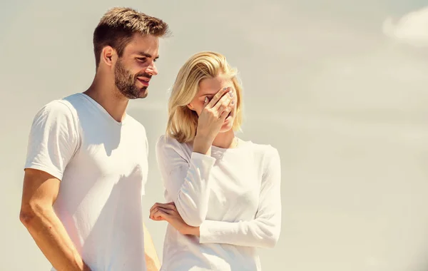 Problemas de comunicación. Romance de verano. Amor familiar. Amor verdadero. Relaciones románticas. Pareja enamorada de fondo cielo azul. Devoción y confianza. Historia de amor. Hombre y mujer ropa blanca día soleado al aire libre —  Fotos de Stock