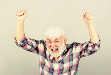 Hayattaki hedefler. Başarılı adam başarıyı kutluyor. Başarılı hipster, şanslı adam. Büyükbaba mutlu, neşeli, neşeli. Tatmin oldum, başardım. Olumlu duygular. Sonunda emeklilik. Başarılı emeklilik memuru