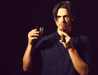 Viskili ciddi sakallı adam.