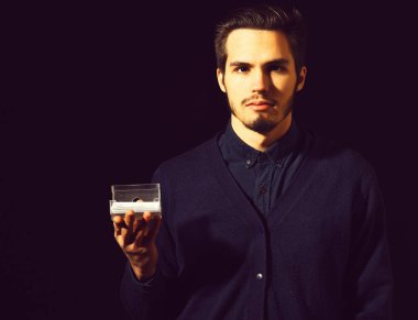 Gerçekten yakışıklı sakallı bir adam.