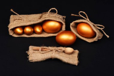 Çuval bezlerinde altın rengine boyanmış geleneksel yumurtalar.