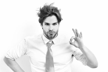 Kafkasyalı turuncu kravatlı maço.