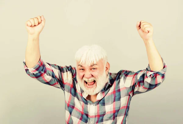 Objetivos de vida. Hombre exitoso celebrando el logro. Chico afortunado hipster éxito. Abuelo feliz alegre alegre. Satisfecho alcanzado el éxito. Emoción positiva. Por fin retiro. Pensionista con éxito —  Fotos de Stock