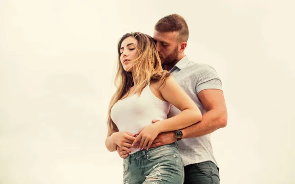 Una coppia innamorata. Insieme per sempre noi due. Storia d'amore. Relazioni romantiche. Bella relazione. Uomo e donna coccolano sfondo natura. Vero amore. La sostengo. Amore di famiglia. Devozione e fiducia — Foto Stock