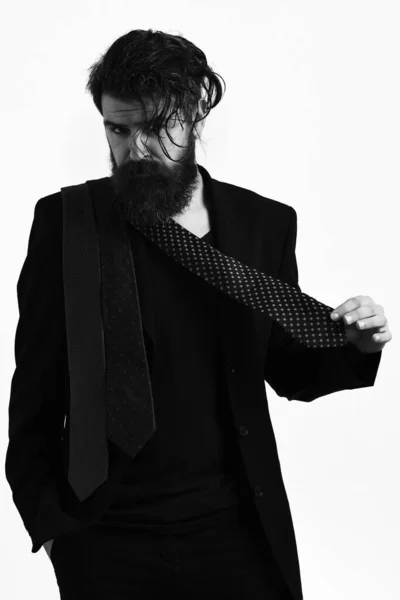 Brutális kaukázusi hipszter fekete öltönyben nyakkendővel a vállán — Stock Fotó
