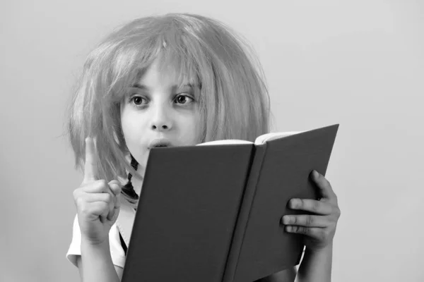 Wracając do koncepcji szkoły i edukacji. Dziewczyna trzyma niebieską książkę — Zdjęcie stockowe