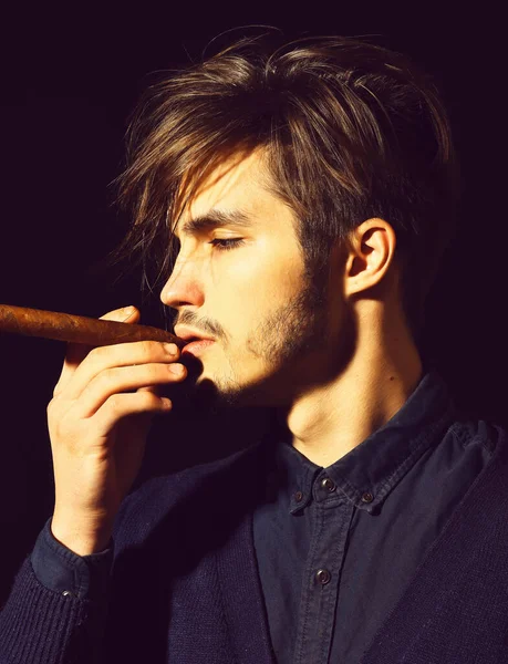 Serious bearded man smoking cigar — Stock Photo, Image