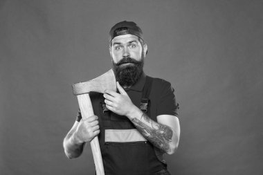 Yapıların sökülmesi ve yıkılması. Sakallı oduncu. İnsan üreticisi üniforması balta tutar. İnsan üreticisi baltayı kırmızı arka planda tutar. Yenileme konsepti. Sakallı tamirci. Cesur işçi. Acımasız bir iş.