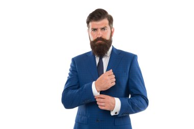 Yakışıklı hippi pahalı kıyafetler beyaz arka plan. Erkek giyim konsepti. Moda butiği. Takım elbisenizle gündüz kuşağını yükseltin. Takım elbiseli başarılı bir adam. İş adamı takım elbise giyer. Ciddi sakallı adam.