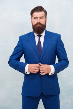 Profesyonel iş adamı. Profesyonel gibi giyinmek. Profesyonelce bak. Mavi takım elbiseli profesyonel bir adam. Olgun çalışanlar resmi takım elbise giyer. Profesyonel meslek ve kariyer. Tavsiyeleriniz için minnettarız.