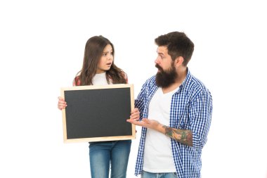 Reklam ya da terfi. Baba ve kızı yazı tahtasının fotokopi alanındalar. Aile haberi. İndirim ve indirim. Bayılıyoruz. Beyaz arka planda babası olan bir kız. Uluslararası Çocuk Günü. Mutlu çocukluk