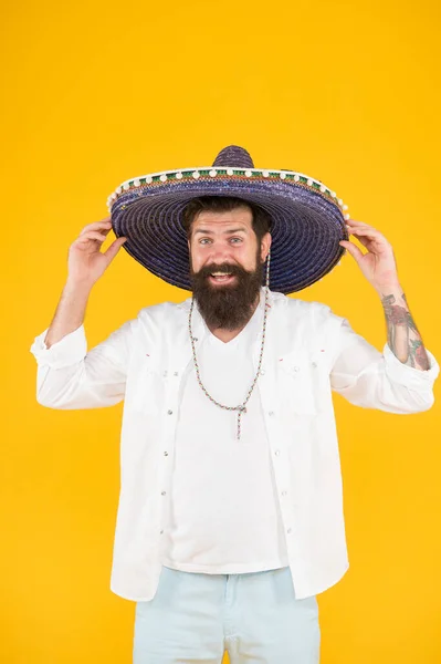 Αρχαία γλώσσα και πολιτιστικές παραδόσεις. Ανακαλύψτε εθνοτικές και γεωγραφικές ρίζες. Γενειοφόρος με μεξικάνικο καπέλο. Μεξικανός που φοράει σομπρέρο. Ένας τύπος με φαρδύ καπέλο. Εθνοτική αντίληψη. Εθνικά δεδομένα — Φωτογραφία Αρχείου