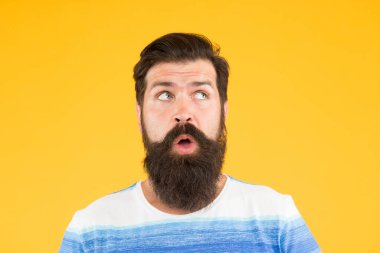 Aklında. Başka bir fikir. Bazı şüphelerim var. Sarı arka planda sakallı şüpheli bir adam var. Yakın plan. Şüpheli bir ifade. Kurnaz surat. İlginç bir fikir. Adam düşünüyor. Hippi sakallı yüz emin değil.