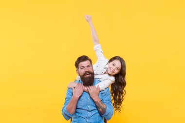Hoş bir baba ve tatlı bir çocuk. Güçlü dostluk. Baba ve kızı birlikte. Aile ilişkileri. İletişim yetenekleri. Çocuk ve baba en iyi arkadaşlar. Ebeveynlik ve çocukluk. Babalar Günü konsepti