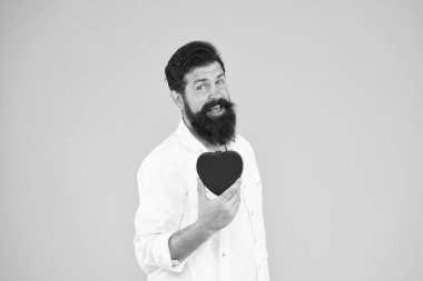 Daha fazla fiziksel aktivite yapmak sigarayı bırakmak alkolü azaltmak. Sağlıklı bir kalp. Sakallı hippi adam kırmızı kalbi tutar. Sağlık hizmeti konsepti. Kontrol, kalp hastalığının risk faktörlerini anlamanıza yardımcı olur