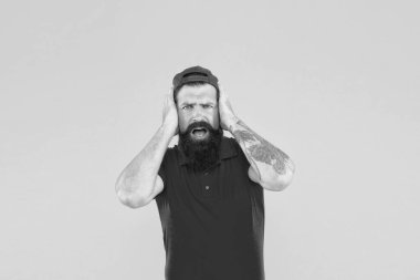 Hayır, olamaz. İşçi kiralamak. Hippi kasiyer. Teslimat servisi. Lokanta çalışanları aranıyor. Sakallı adam dövmeli kasiyer üniforması, sarı arka plan. Kasiyer konsepti. Satıcı kasiyer kariyeri