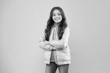 Sonbahar ya da bahar sezonu için gardırop. Moda modası ve tarzı. Çocuklar açık hava aktiviteleri için gereklidir. Sıradan olmak neşe getirir. Sıradan giyinen mutlu kız pembe arka plan. Sıradan tarzda küçük bir çocuk.