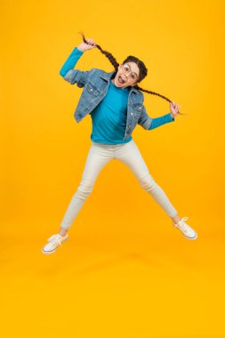 Başarılı liseli kız. Aktif yaşam tarzı ve hareketleri. Dans ederken eğleniyorum. Vücudunu hareket ettir. Dayanıklılık. Sonbahar ve bahar alışveriş satışları. Mutlu çocuk mutlulukla zıplıyor. tatil zamanı.