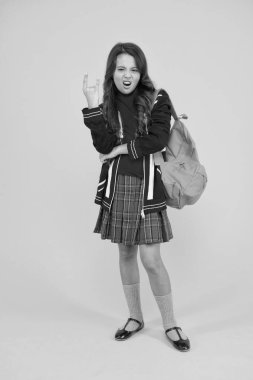 İngiliz çocuk çantası. İngiltere 'de eğitim. İngilizce öğrencisi. İngiliz eğitim programı. Yabancı dil öğren. Küçük kız okul üniforması giyiyor. İlköğretim, ortaöğretim