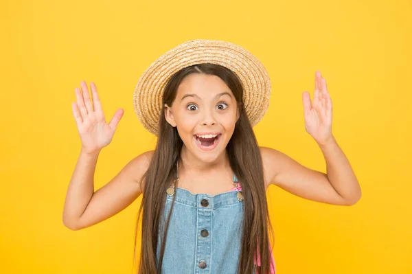 Megőrülök a nyárért. Igazi boldogság. Egy kislány szalmakalapot visel. divat és szépség. Gyerekkori boldogság. Boldog gyermeknapot! szépség stílus forró évszak. nyári időjárás előrejelzés. vakáció ideje — Stock Fotó