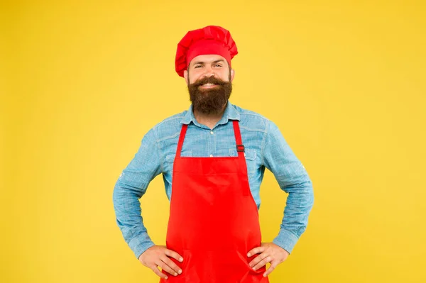Volwassen mannelijke chef-kok op gele achtergrond. Man aan het koken in de keuken. Professionele chef-kok opgewonden en glimlachend. uitstekende kok of bakker. Speciale aanbieding van de chef. chef-kok in restaurant keuken. Excellentie — Stockfoto