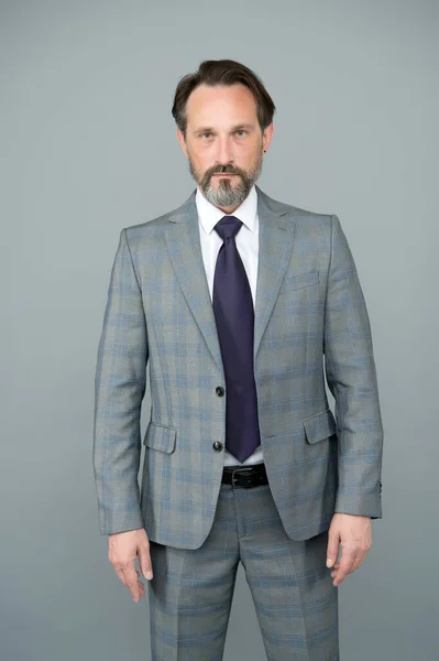 Trendy szekrény tökéletes a stílusához. Felnőtt férfi, formális stílusban. Stílusos ügyvéd szürke háttér. Üzleti öltözködési szabályzat. Formalwear. Szakmai viselet. Divatstílus. Az ember stílusérzéke — Stock Fotó