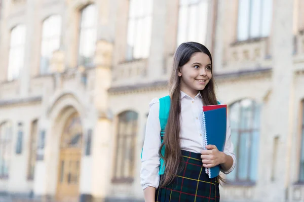 教育は未来への扉です。幸せな子供は学校に戻る。義務教育。個人指導だ。教育と研究。家庭教育。教育、コピースペースの卓越性にコミット — ストック写真