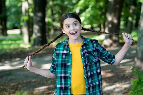 Mi cabello habla por sí solo. Chica feliz usar pelo largo verano al aire libre. Belleza mirada de niño pequeño. Peluquería. Niños peluquero. Cuidado del cabello de los niños. Productos de champú. Déjalo crecer. —  Fotos de Stock