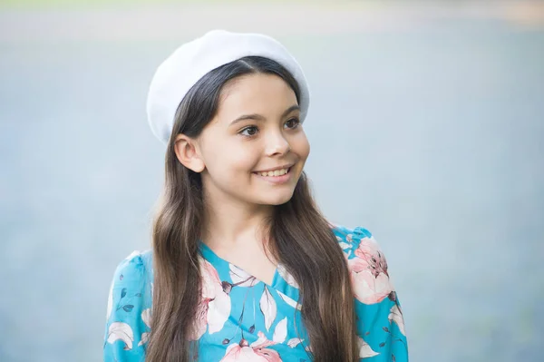 Aparência francesa clássica. Beleza olhar de menina criança. Sorriso feliz do bebê com aparência de moda. Olha para a moda. Tendências elegantes. Guarda-roupa infantil. Salão de beleza. Elegância o que você merece, espaço de cópia — Fotografia de Stock