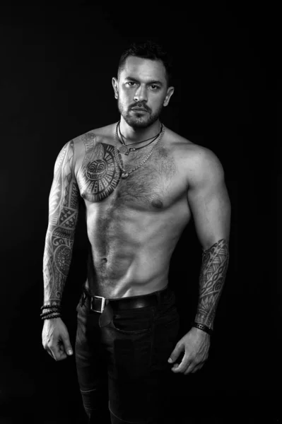 Macho sexy torso nudo. Modello adatto con pelle di arte del tatuaggio. Sportivo o atleta con barba e capelli. Sport e fitness. Mascolinità. Torso muscolare. Gioielli per uomini veri. Uomo barbuto con busto tatuato — Foto Stock