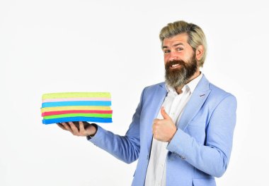 Renkli toz bezi. Keçeli kumaşlı adam. El yapımı için numdah ya da numnah. Tasarım konsepti. Renkli kağıt yığını. El yapımı ürünler üretiyor. El işi için kumaş. İşadamı keçeli kumaş