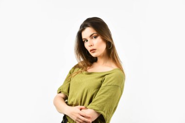 Şehvetli kadının güzel bir yüzü var. Kadın cilt bakımı. Moda makyaj ve kozmetik ürünleri. Güzellik bak. Sıradan moda tarzı. Moda makyajlı bir kadın. Çıplak omuzlu seksi kız. Yeni kıyafetler tasarlıyorum.