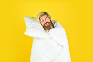 Uykuya dalın. Melatonin uykunu getirir ve uyumana yardımcı olur. Yastığı ve yorganı olan yakışıklı bir adam. Yeterince uyudum. Bahşişler daha iyi uyuyor. Sakallı adam uyukluyor.