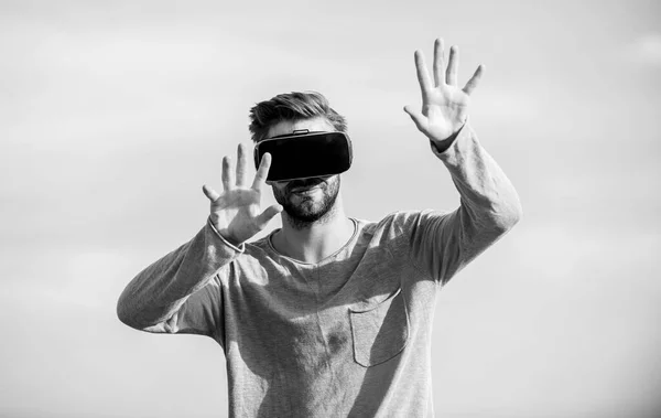 Hombre explorar VR cielo fondo. Tecnología VR y futuro. Comunicación VR. Emocionantes impresiones. Juegos y entretenimiento. Interacción con la superficie digital. Control de gestos. Visualización 3d — Foto de Stock
