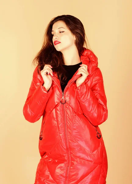 Manteau chaud. Modèle de mode. Doudoune confortable. Couleur rouge. Trouver la bonne veste d'hiver est essentiel pour une saison d'hiver agréable et supportable. Achetez pour la qualité. Fille profiter de porter une veste lumineuse — Photo