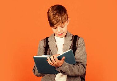 Pratik mükemmelleştirir. Küçük çocuk ödevini yapıyor. Küçük çocuk ödev günlüğü ve kayıt defterine yazıyor. Ev ödevi. Evde eğitim. Özel ders. Okul ve eğitim. Ev ödevi kulübü