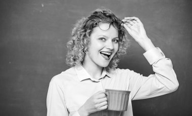 Bir doz kafein. Öğretmen arka planda kahve içiyor. Kadınlar kahveyi sever. Tüm gün boyunca enerji yüklenmesi. Okul pedagogu için ilham verici bir içki. Kahve bağımlısı. Vücudunu ve zihnini şarj et.