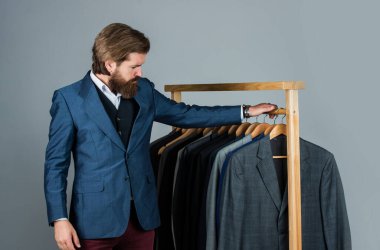 Hepsi bu kadar. Çalışma alanında şık bir iş adamı. Moda tasarım stüdyosu. Erkek moda tasarımcısı. Bireysel insan eli ölçer. Adam içeride iş elbisesi sipariş ediyor. Terzi ölçer adamım.