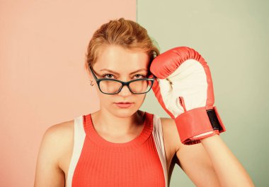 Başarılı bir kadın. Zeki, güçlü ve seksi. Süper kadın konsepti. Başarılı bir kadındı. Kadın boks eldivenleri gözlükleri ayarlar. Güç ve zeka dengesi. Kendimi nasıl savunacağımı biliyorum. Başarılı kız.