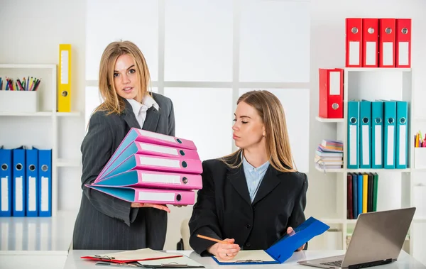 Conceito de papelada. Parceria de negócios. Meninas criando próprio negócio. Jovens empresários criativos. Empreendedorismo e negócios. Negócios e amizade. Empresária com colegas de trabalho — Fotografia de Stock