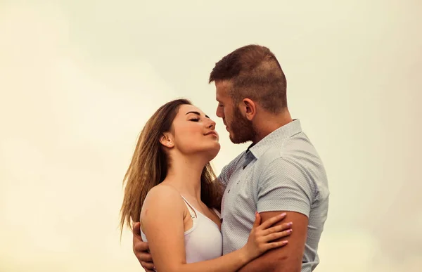 Relaciones románticas. Amor verdadero. Amor familiar. Devoción y confianza. Pareja enamorada. Linda relación. Hombre y mujer abrazan el fondo de la naturaleza. Apoyándola. Juntos para siempre nosotros dos. Historia de amor — Foto de Stock