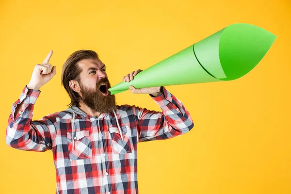 Pas de concept de vie privée. Promotion et diffusion de l'information auprès des masses. concept des médias de masse. rendre la voix plus forte. L'homme crie en mégaphone. homme avec haut-parleur en papier. la liberté d'expression. annonces pour tout le monde — Photo