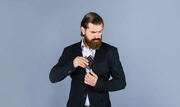 Tenho de beber. Conceito de bebida alcoólica. Bebe álcool contigo. Sempre comigo. Garrafa de metal plana para álcool. homem com aparência elegante. hipster barbudo em terno segurar frasco de metal para álcool — Fotografia de Stock